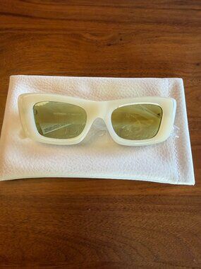 LeSpecs Dopamine sunglasses milky almond NWT case included